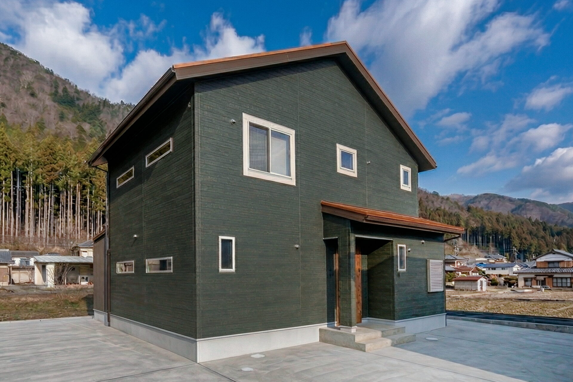 光と静けさに包まれる、深緑の家