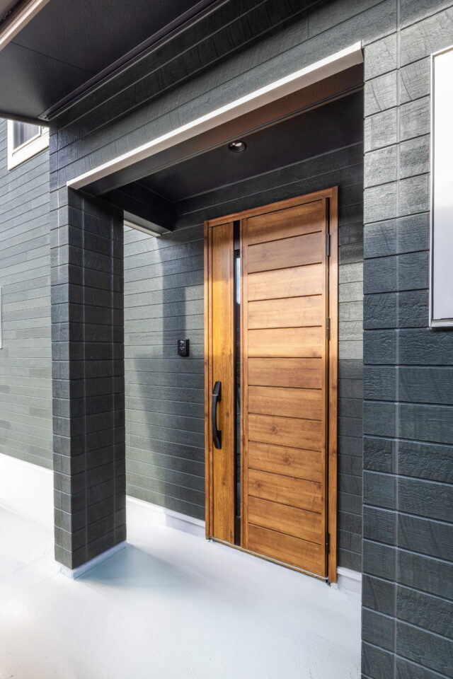 光と静けさに包まれる、深緑の家