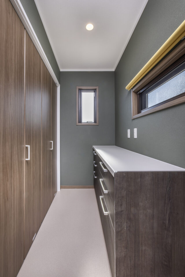 光と静けさに包まれる、深緑の家