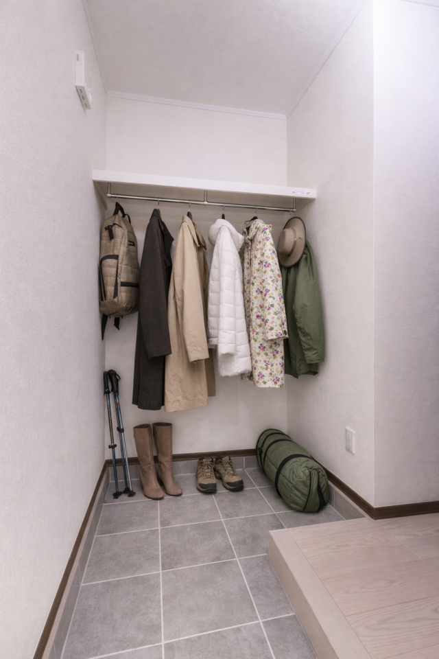 光と静けさに包まれる、深緑の家